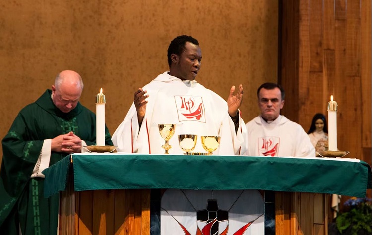 Secuestraron a un sacerdote que ayudaba a las víctimas de víctimas de Boko Haram en Nigeria Secuestraron a un sacerdote que ayudaba a las víctimas de víctimas de Boko Haram en Nigeria
