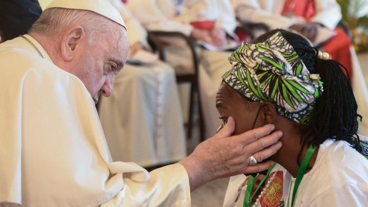 "Sólo el perdón abre la puerta del mañana", dijo el Papa a víctimas de la violencia