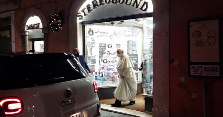 Sorpresiva visita del Papa a una disquería en el centro de Roma