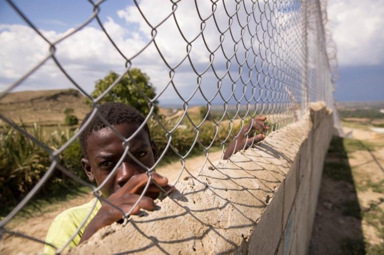 Teólogos dominicanos se oponen al muro para frenar migrantes de Haiti