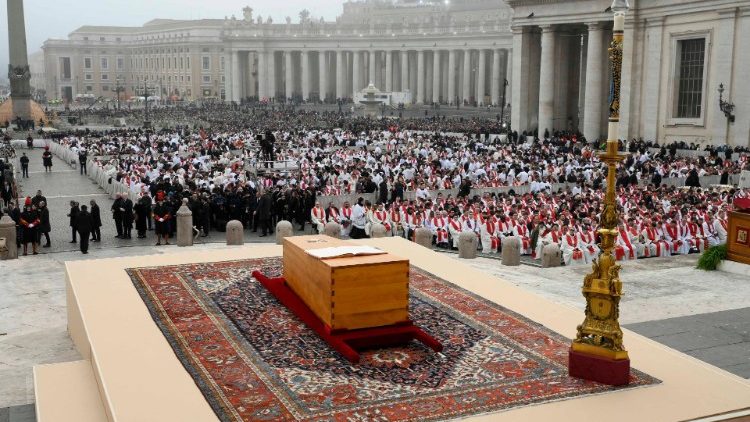 Andrea Tornielli: "Benedicto XVI murió emérito y fue enterrado como pontífice"