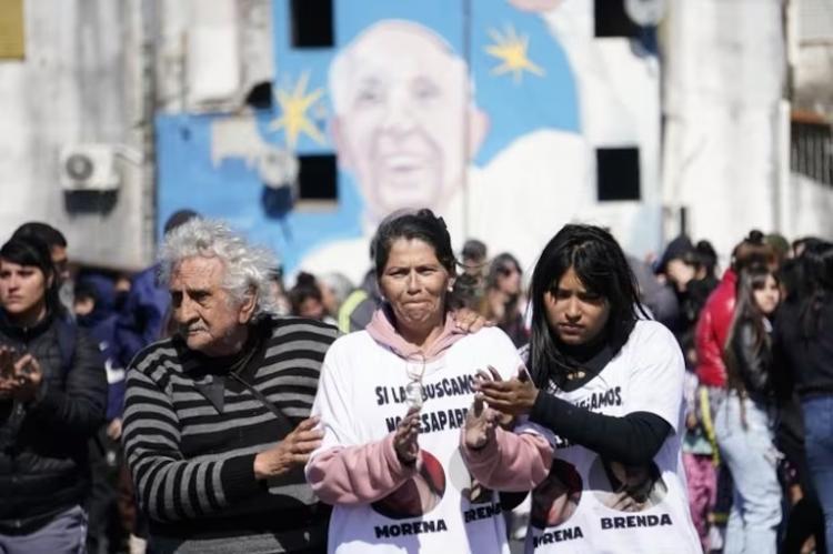 Triple crimen: Mons. García acompaña en el duelo a familiares de las jóvenes asesinadas Triple crimen: Mons. García acompaña en el duelo a familiares de las jóvenes asesinadas