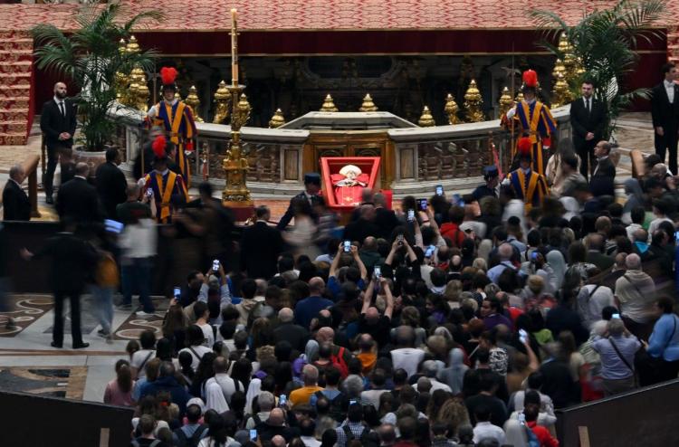 Más de 128.000 personas se despidieron ya de Francisco en la Basílica de San Pedro Más de 128.000 personas se despidieron ya de Francisco en la Basílica de San Pedro