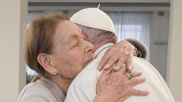 Un nuevo abrazo entre el Papa y la escritora Edith Bruck, sobreviviente de Auschwitz