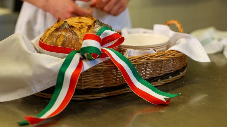 Un pan, el regalo simbólico de los húngaros para recibir a Francisco
