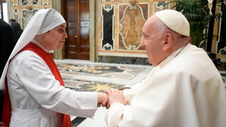 'Una fe que arda por dentro y brille a nuestro alrededor', pidió el Papa a religiosas