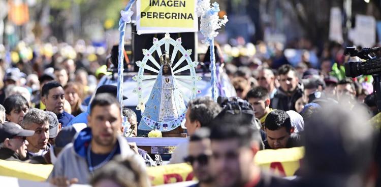 Una multitud camina a Luján acompañada por la Imagen Peregrina de la Virgen