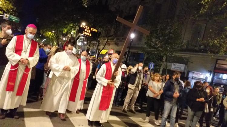 Una multitud en el tradicional Viacrucis de la Ciudad por la Avenida de Mayo