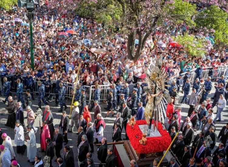 Una multitud en Salta para la procesión del Señor y la Virgen del Milagro