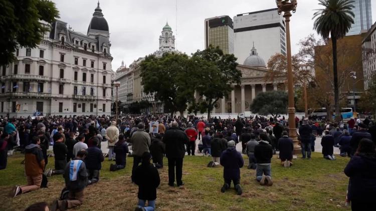 Unos 2.500 hombres rezaron el Rosario en la Plaza de Mayo