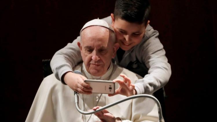 'Utilicen sabiamente las redes sociales', escribió el Papa a jóvenes rumanos