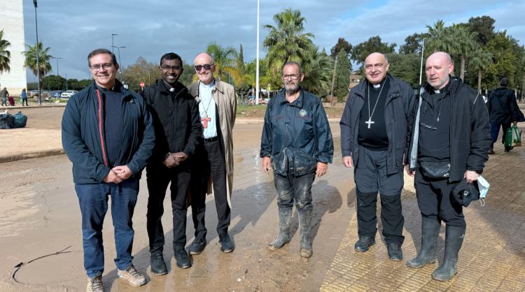 Valencia: El Card. Czerny visitó las zonas afectadas por la DANA