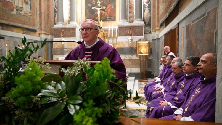 Vaticano: el Card. Parolin presidió una misa con los embajadores por la salud del Papa Vaticano: el Card. Parolin presidió una misa con los embajadores por la salud del Papa