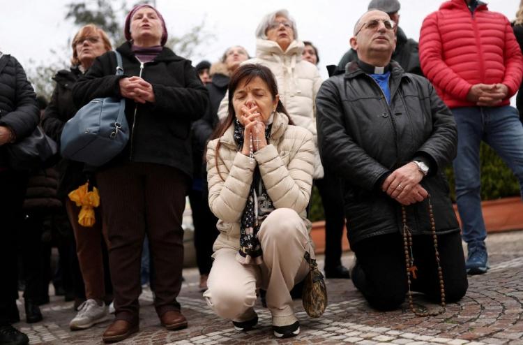 El Papa agradece las oraciones y pide rezar por el fin de las guerras