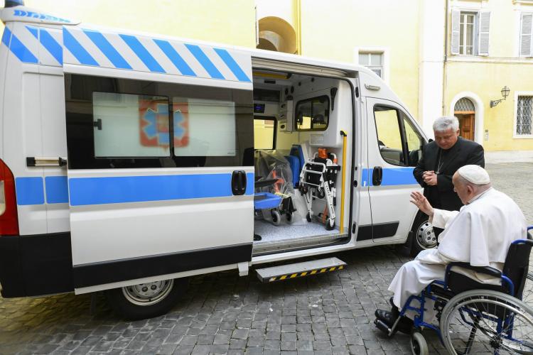 El Papa dona una tercera ambulancia para las víctimas en Ucrania