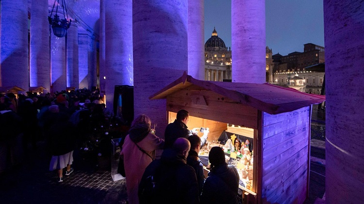 Vaticano: la Columnata de Bernini exhibe 130 pesebres de todo el mundo