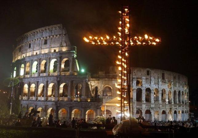 Vaticano: las familias prepararán un viacrucis en el Coliseo