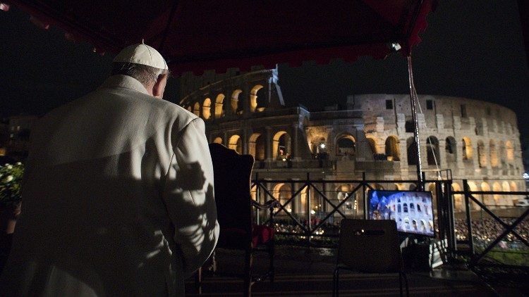 Viacrucis: "Desarmar la mano del hermano contra el hermano", suplicó el Papa