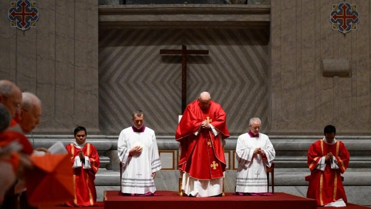 Viernes Santo: El Papa presidió la celebración de la Pasión del Señor