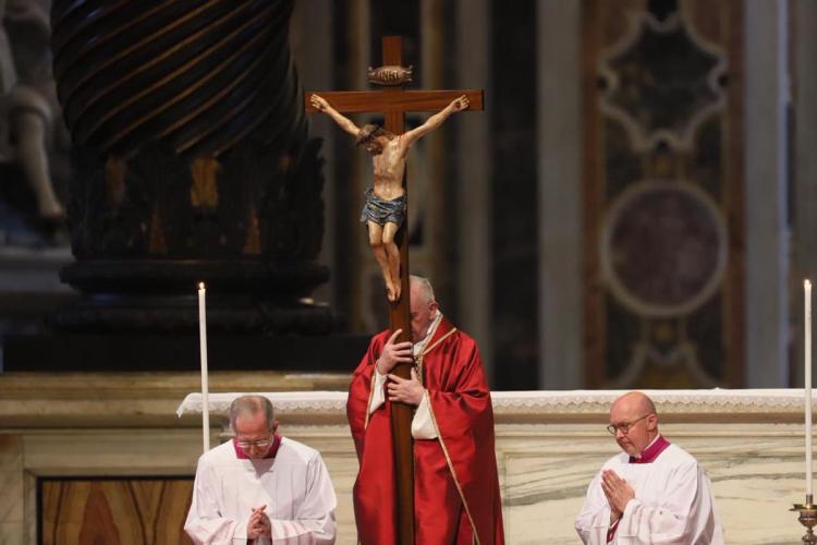 Viernes Santo: El Papa presidió la celebración de la Pasión del Señor