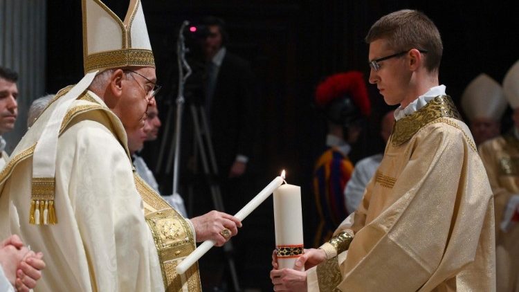 Vigilia Pascual: el Papa invitó a revivir la gracia del primer encuentro con el Señor