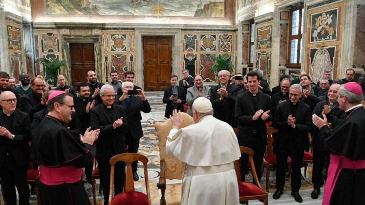 "Vivan con espíritu libre, sembrando fraternidad", pidió el Papa a un grupo de sacerdotes