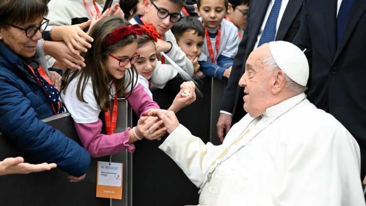 'Volver a poner al enfermo en el centro', muchas veces descartado, dijo el Papa